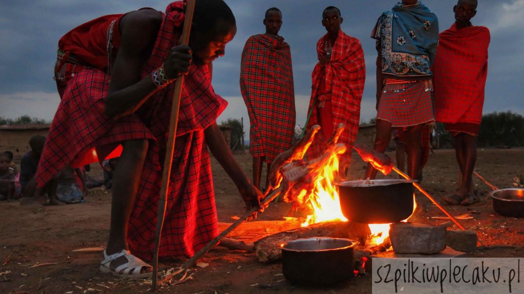 kolacja ognisko u Masajów - szpilki w plecaku - ewa chojnowska