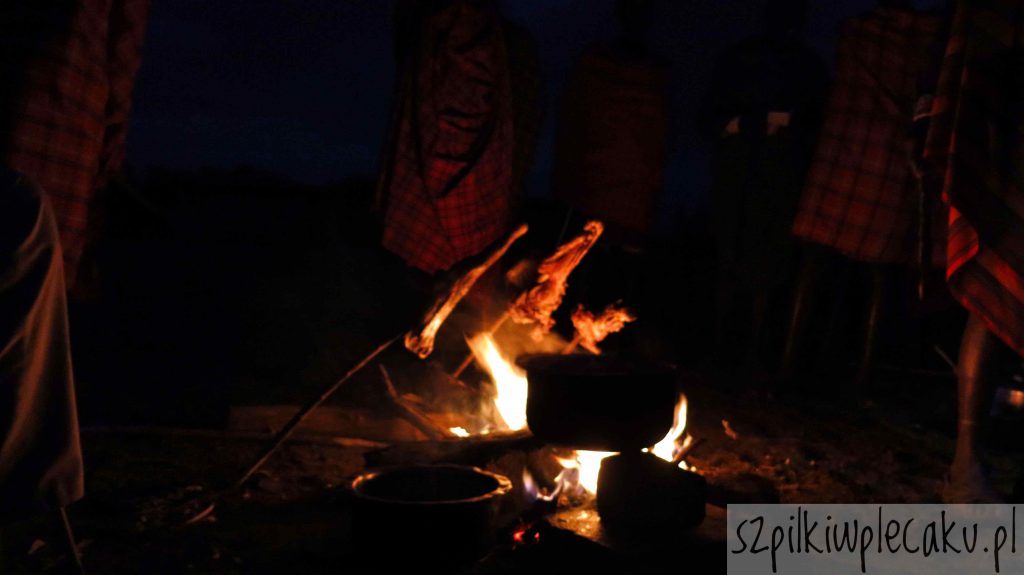ognisko wioska Masajów - Szpilki w plecaku - Ewa Chojnowska