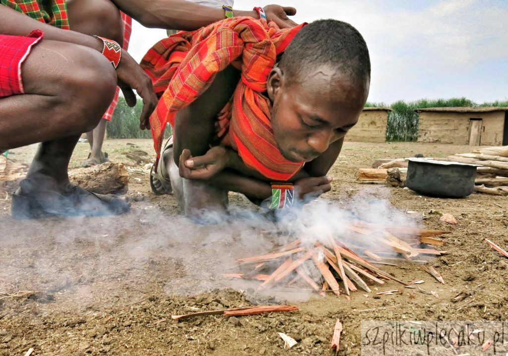 rozpalanie ognia wioska Masajów - Szpilki w plecaku - Ewa Chojnowska