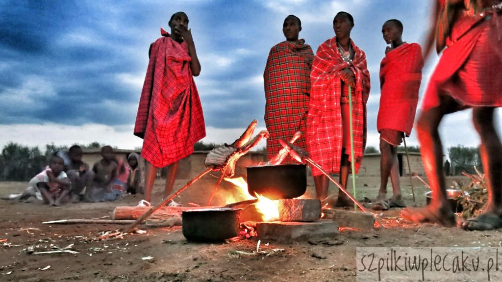 wieczorne ognisko - wioska Masajów - Szpilki w plecaku - Ewa Chojnowska