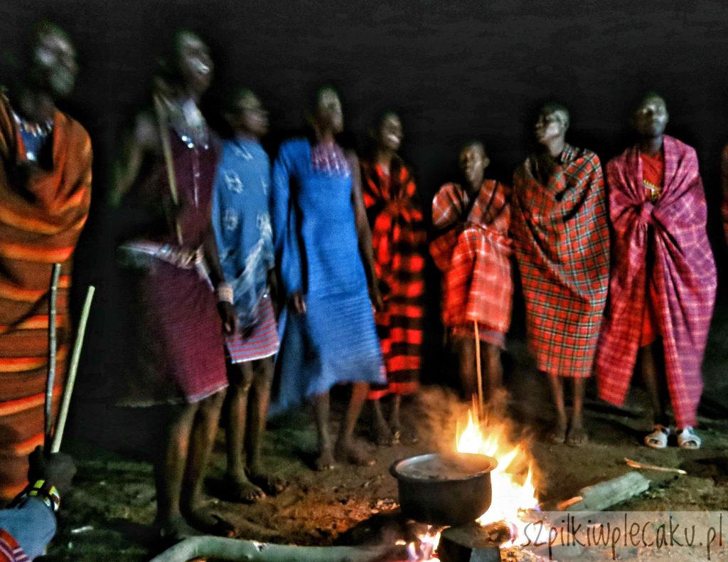 wieczór w wiosce Masajów - Szpilki w plecaku - Ewa Chojnowska
