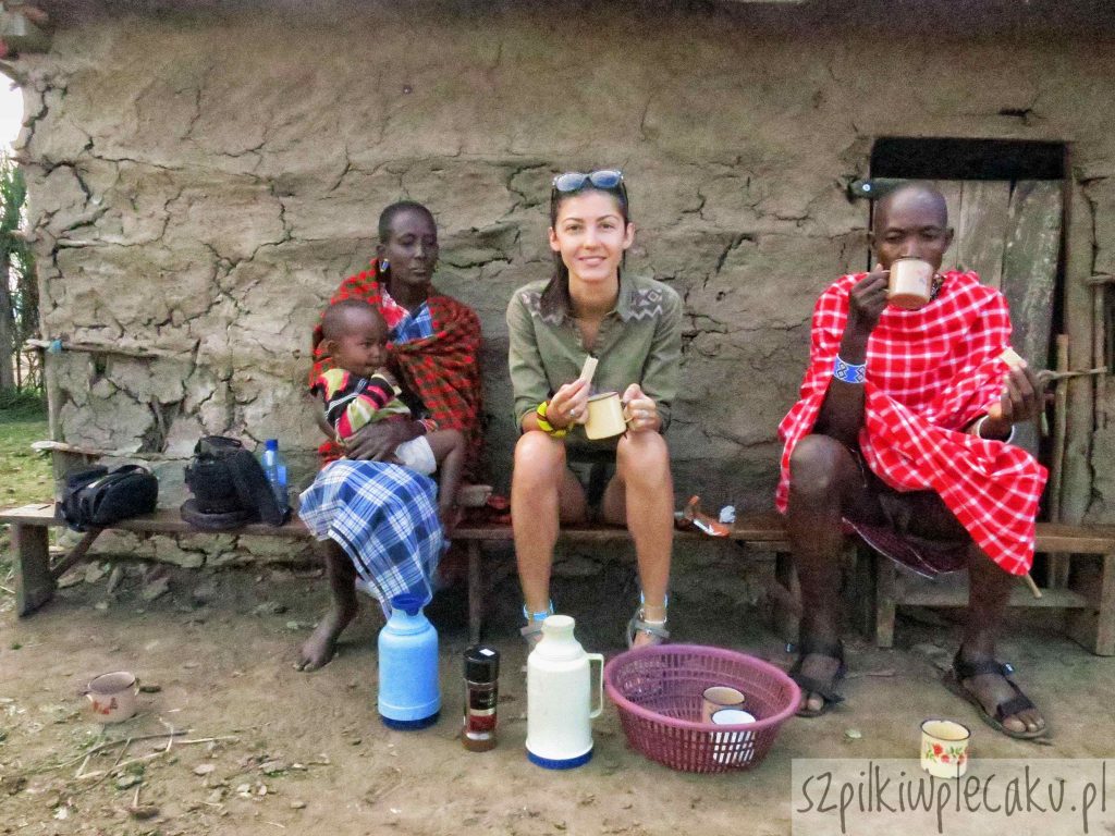 śniadanie w wiosce Masajów - szpilki w plecaku - Ewa Chojnowska