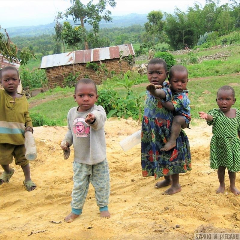 Afryka - Kongo - dzieci przy drodze