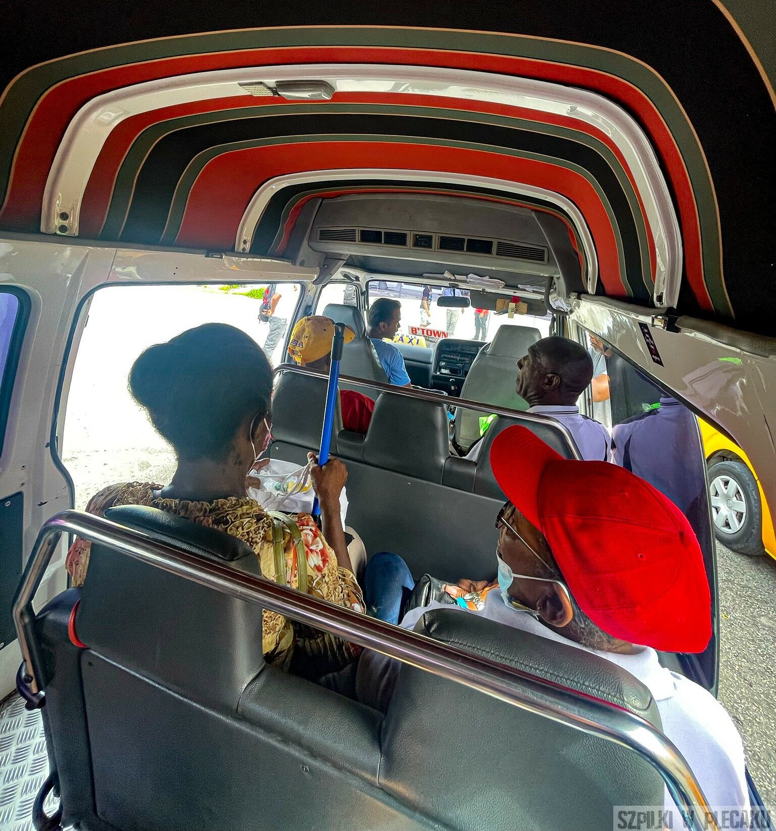 Barbados bus - Szpilki w plecaku