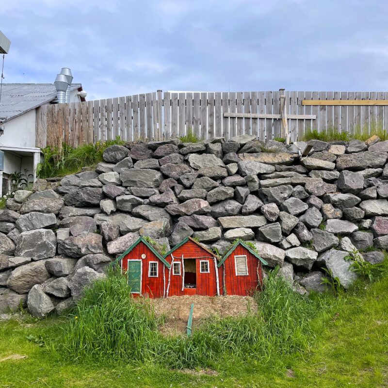 domy elfów na Islandii - Szpilki w plecaku - Ewa Chojnowska